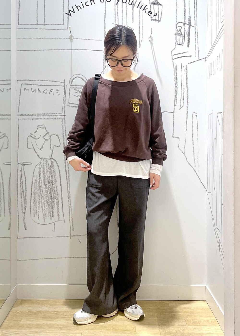 グレー系のその他パンツ、ホワイト系のTシャツ/カットソー、ブラウン系のスウェットを着用したレディースの秋コーディネートの2枚目の写真