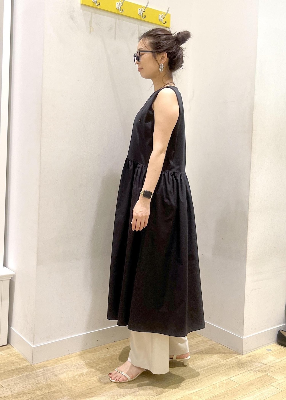 ブラック系のショルダーバッグ、ホワイト系のサンダル、ベージュ系のその他パンツを着用したレディースの夏コーディネートの5枚目の写真