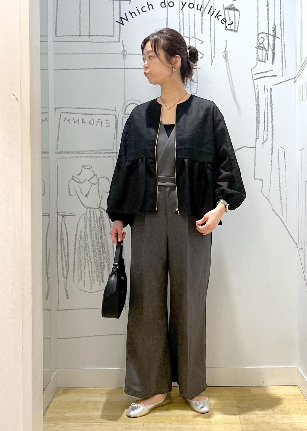 ブラック系のハンドバッグ、シルバー系のバレエシューズ、ブラック系のブルゾンを着用したレディースの春コーディネートの4枚目の写真