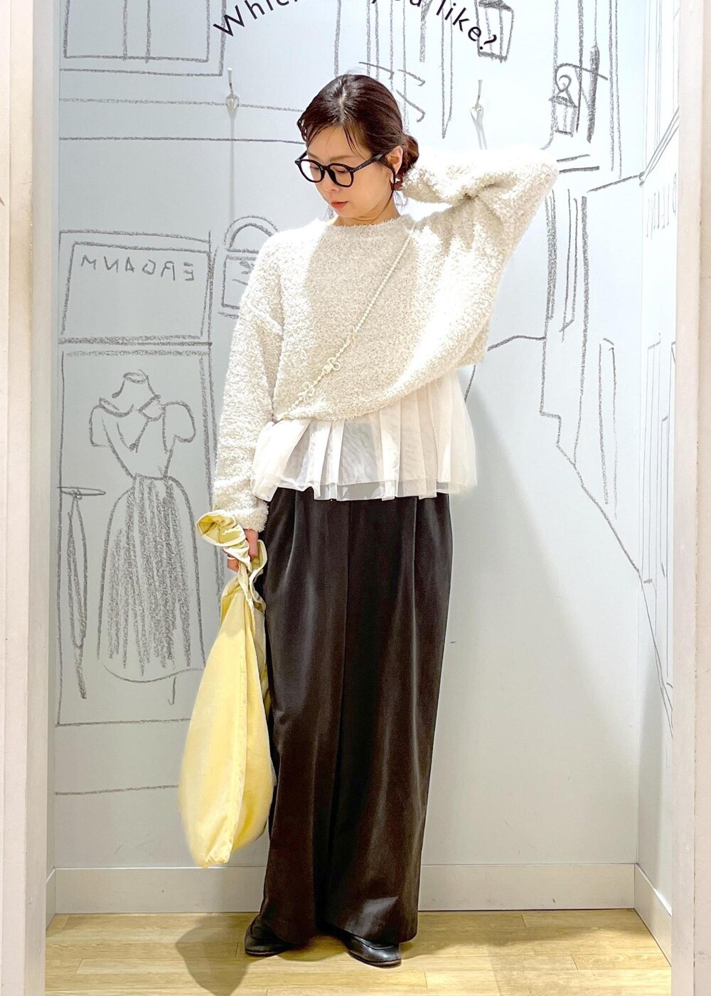 グレー系のその他パンツ、イエロー系のショルダーバッグ、ブラック系のその他アウターを着用したレディースの冬コーディネートの6枚目の写真