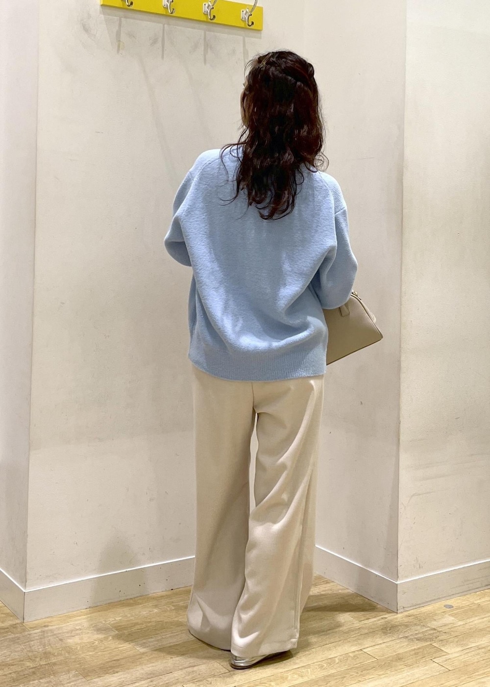ホワイト系のその他パンツ、ブルー系のカーディガン/ボレロ、ベージュ系のボストンバッグを着用したレディースの秋コーディネートの4枚目の写真