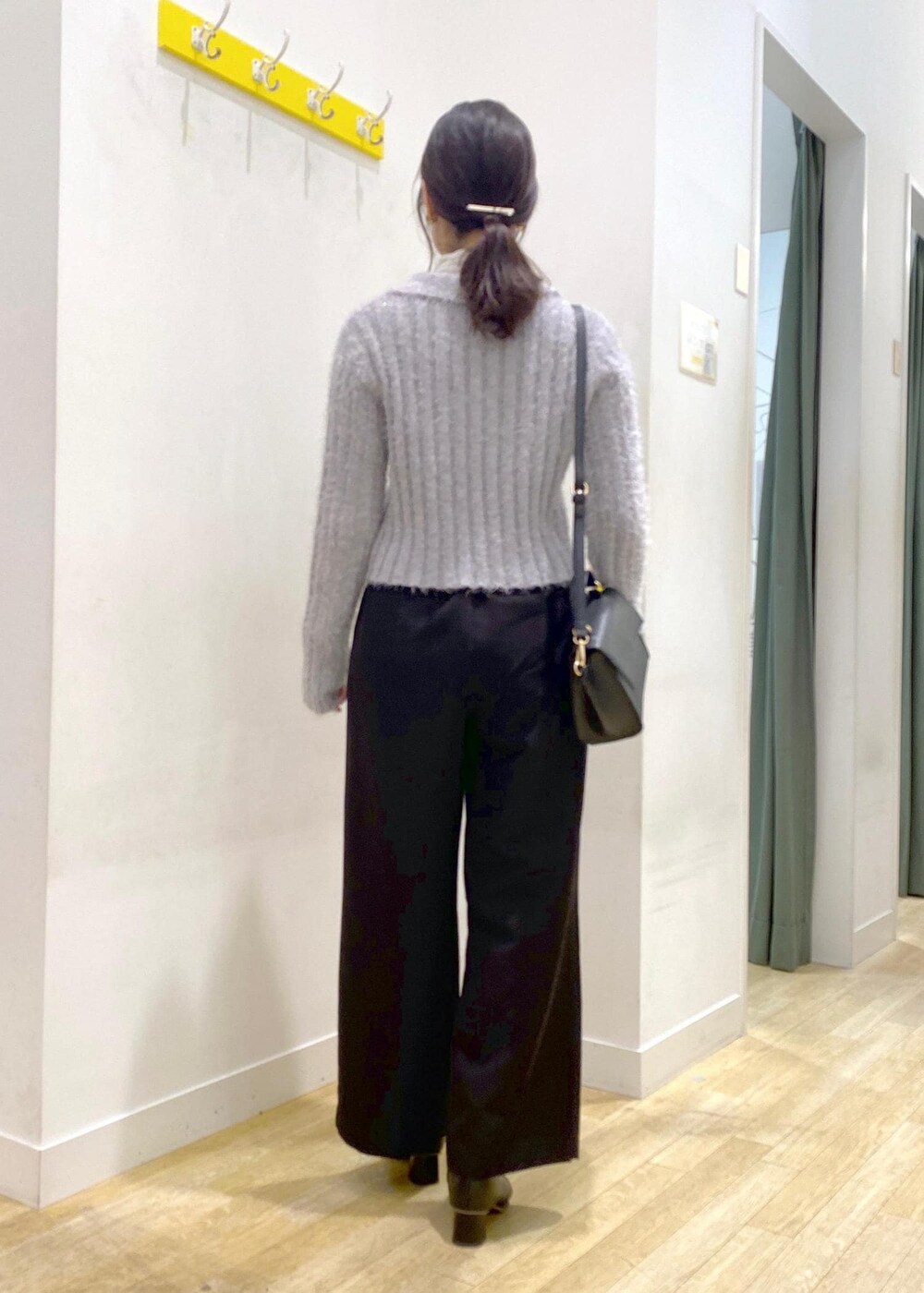 ホワイト系のTシャツ/カットソー、ブラック系のブーツ、ブラック系のショルダーバッグを着用したレディースの冬コーディネートの4枚目の写真