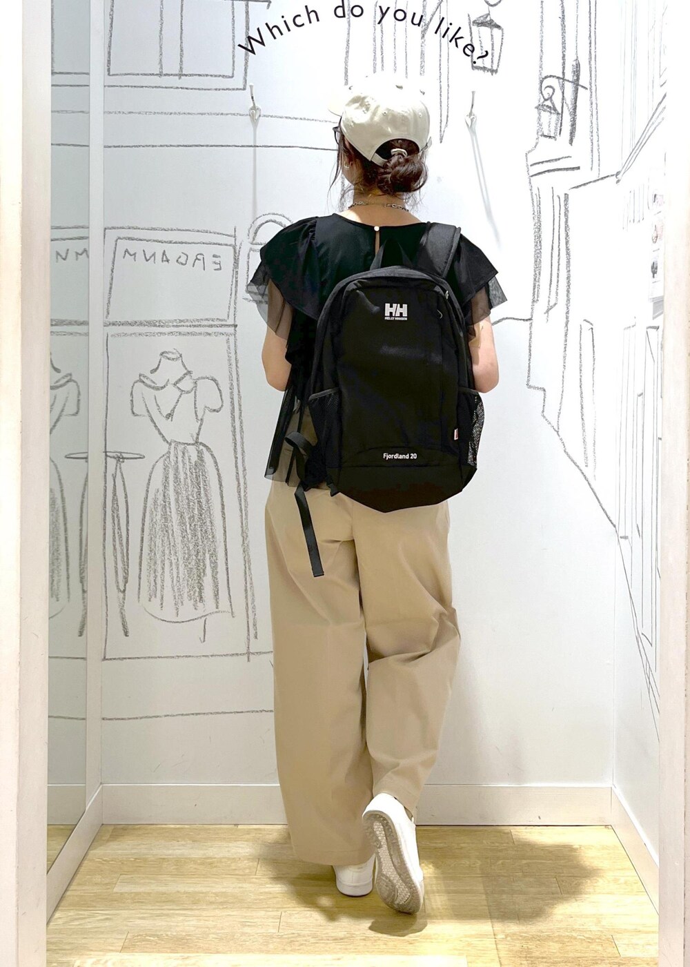 ベージュ系のチノパンツ、ブラック系のTシャツ/カットソー、ホワイト系のスニーカーを着用したレディースの春コーディネートの5枚目の写真