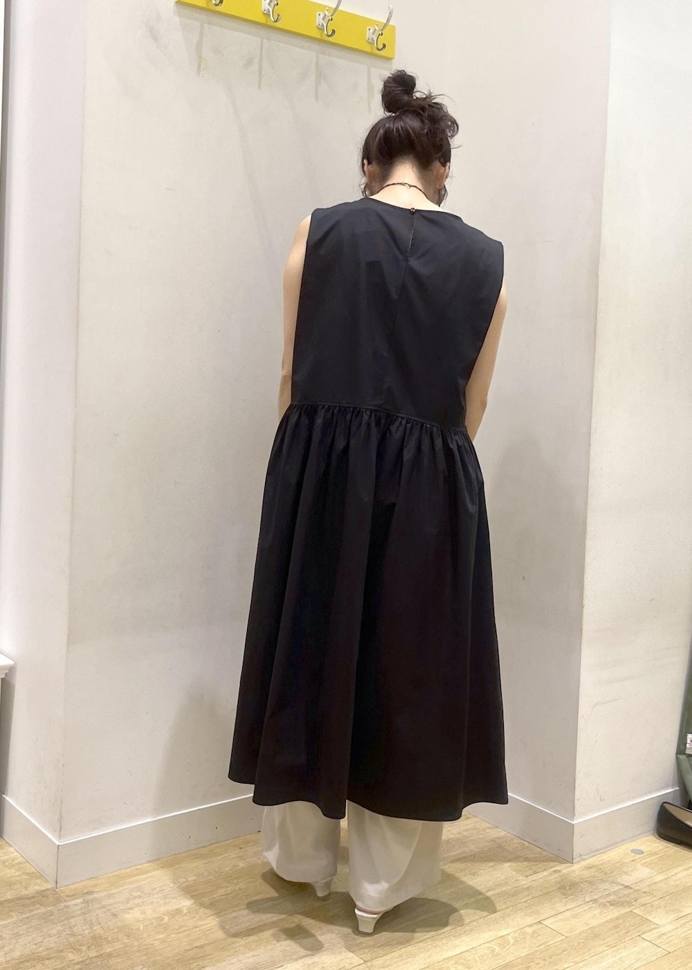 ブラック系のショルダーバッグ、ホワイト系のサンダル、ベージュ系のその他パンツを着用したレディースの夏コーディネートの6枚目の写真