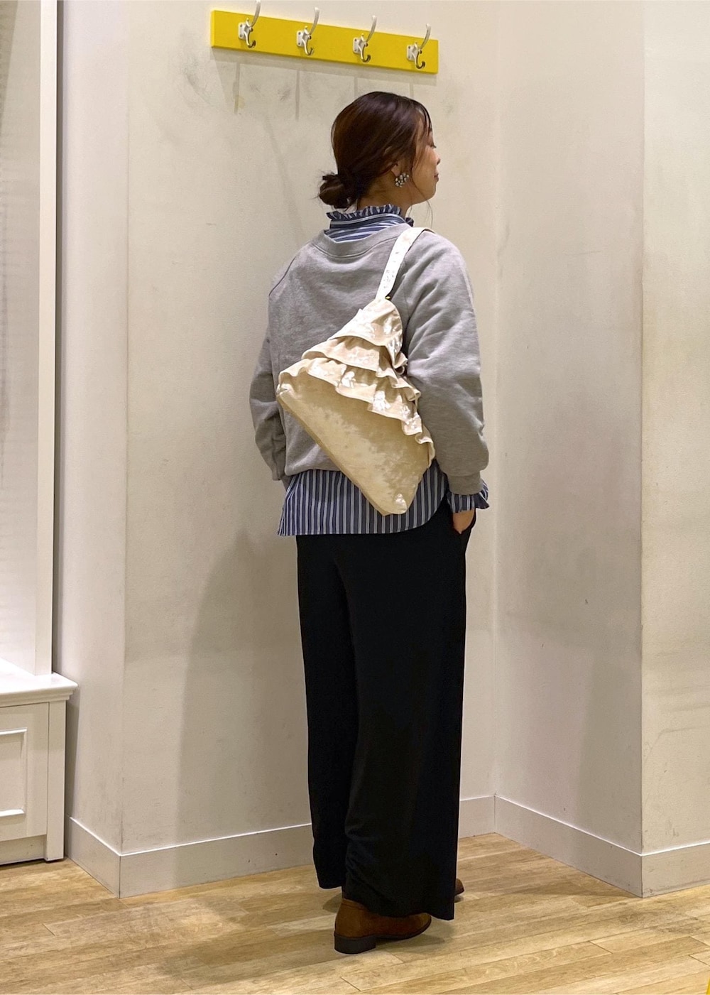 グレー系のスウェット、ブラック系のその他パンツ、ブルー系のシャツ/ブラウスを着用したレディースの秋コーディネートの4枚目の写真