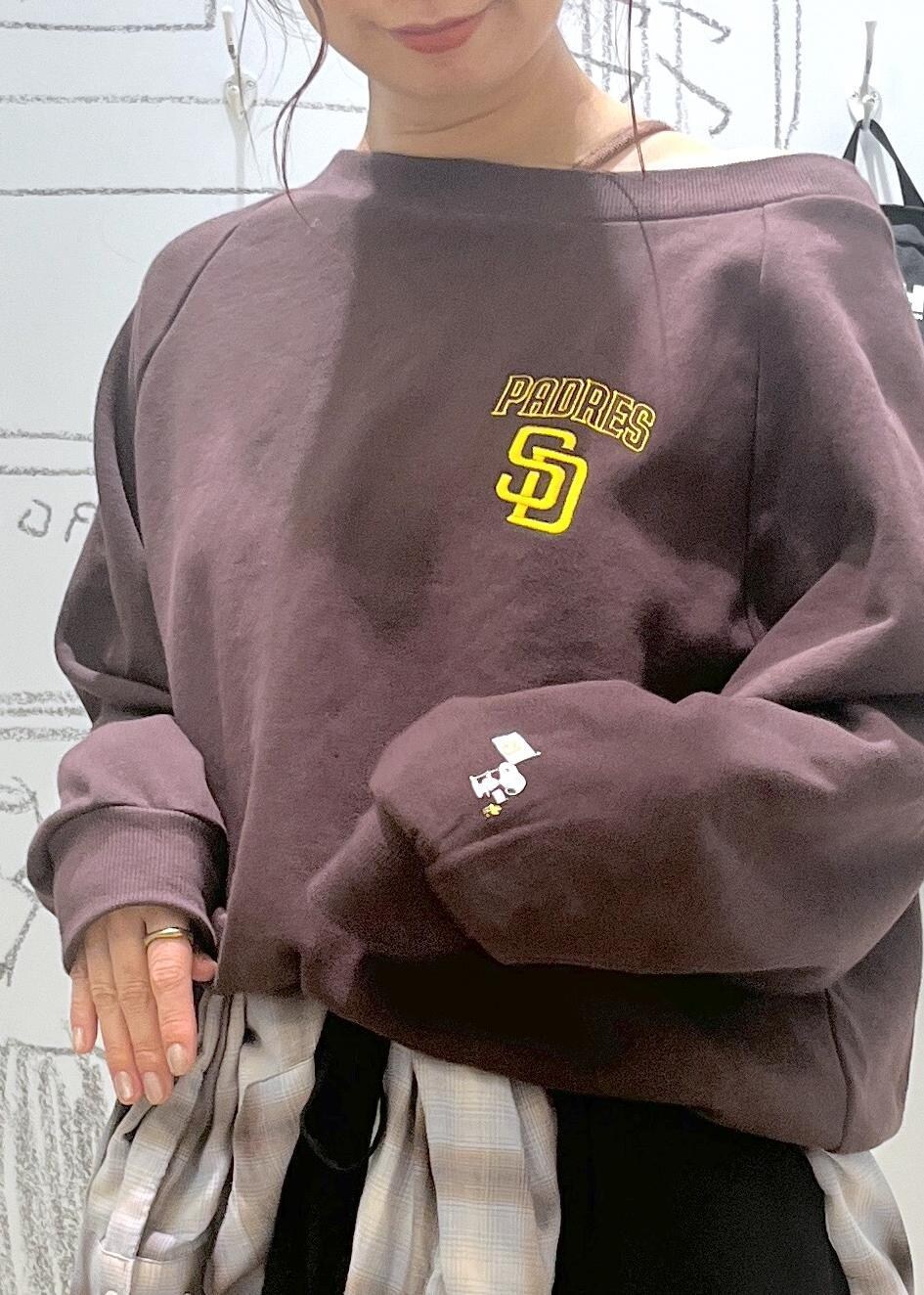 ブラック系のその他パンツ、ブルー系のシャツ/ブラウス、ブラウン系のスウェットを着用したレディースの秋コーディネートの8枚目の写真