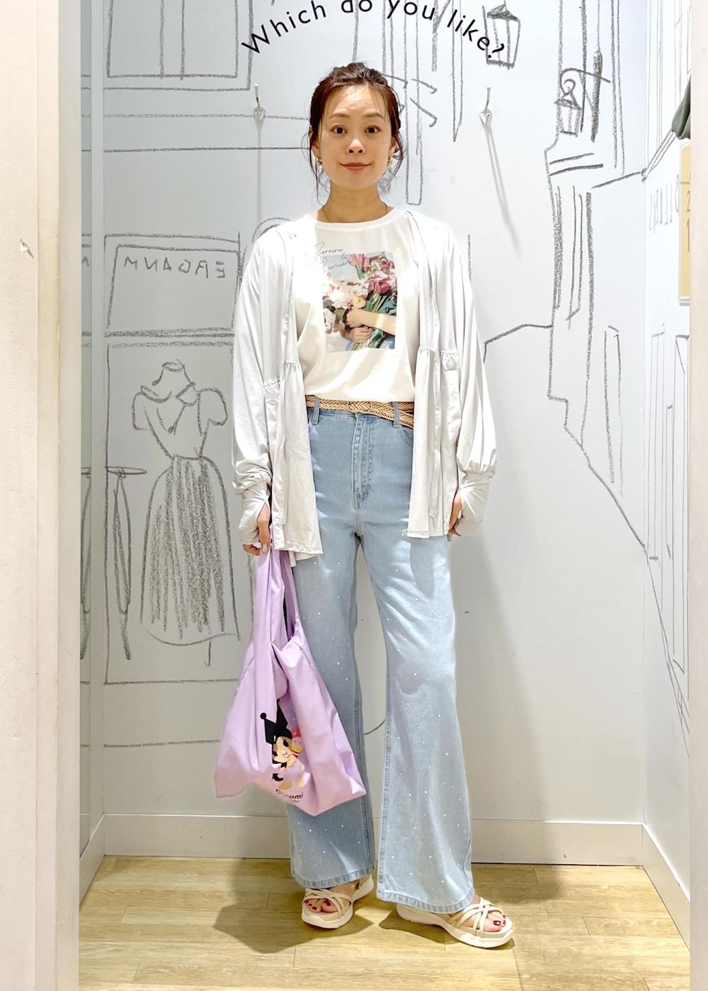 ブルー系のデニムパンツ、ホワイト系のTシャツ/カットソー、グレー系のパーカーを着用したレディースの夏コーディネートの2枚目の写真