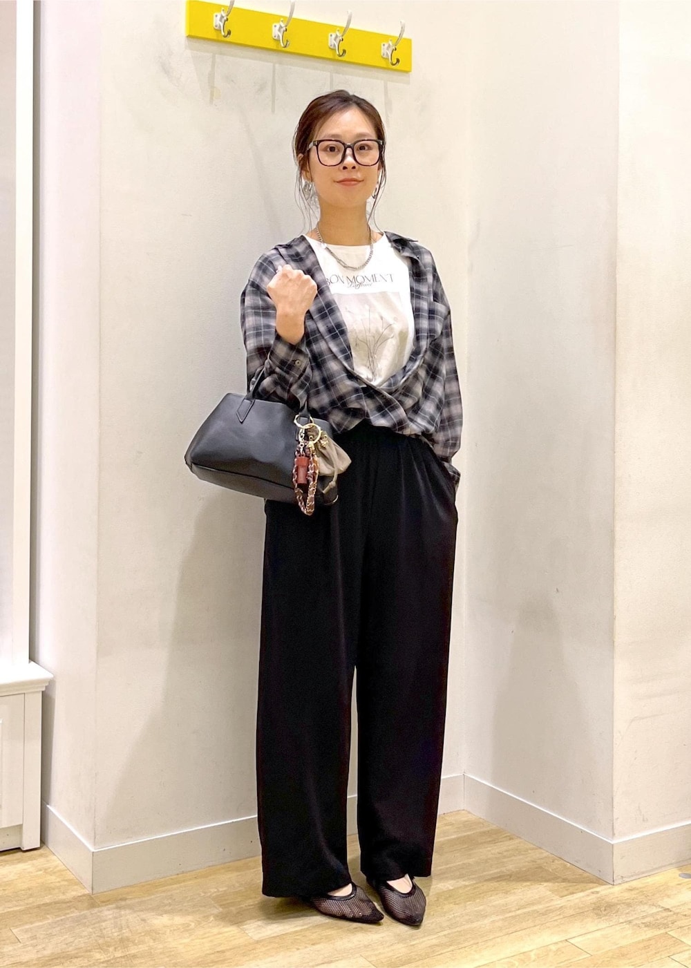 ブラック系のその他パンツ、ブラック系のトートバッグ、ブラック系のシャツ/ブラウスを着用したレディースの秋コーディネートの7枚目の写真