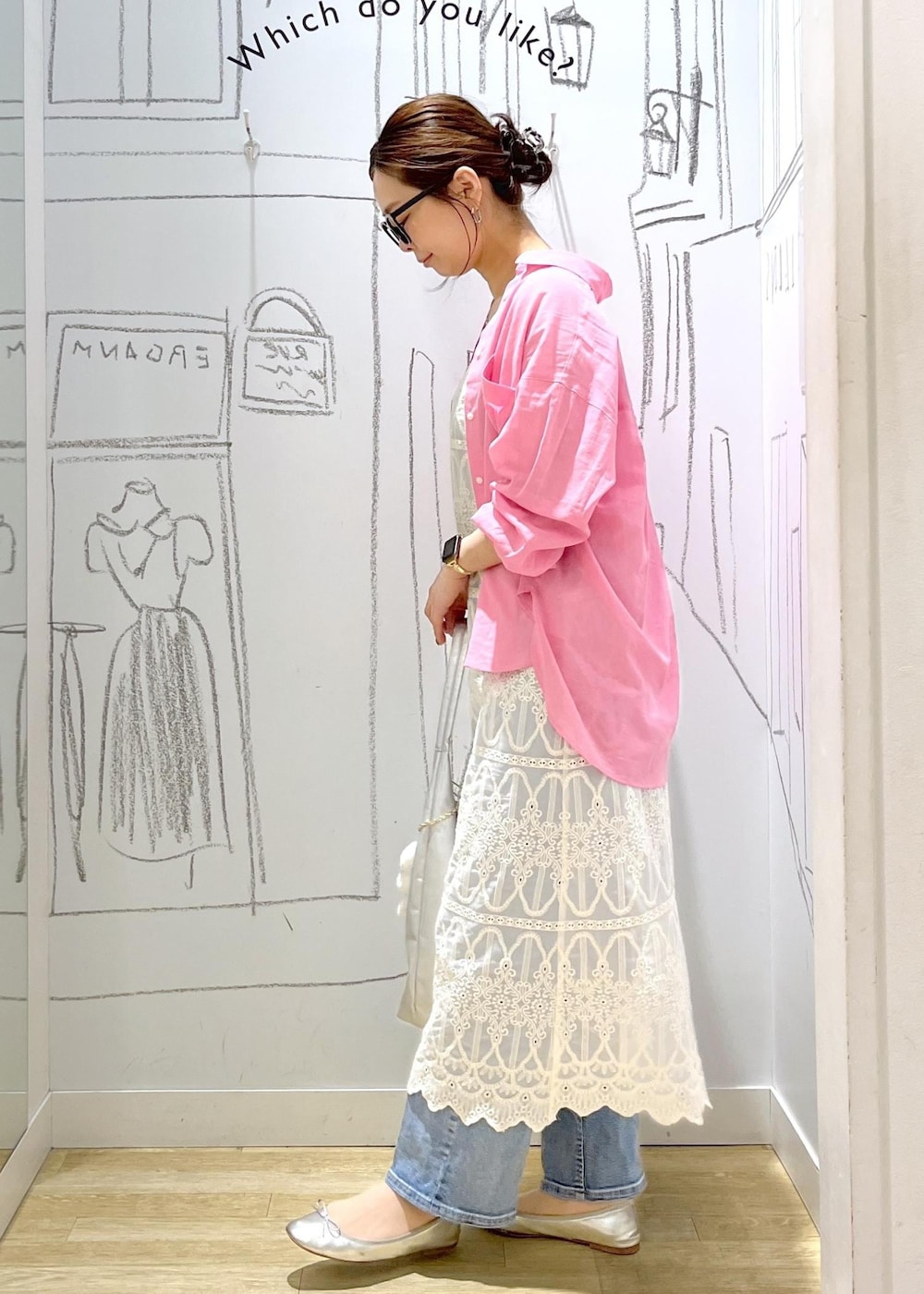 ブルー系のデニムパンツ、ホワイト系のワンピース、ピンク系のシャツ/ブラウスを着用したレディースの春コーディネートの5枚目の写真