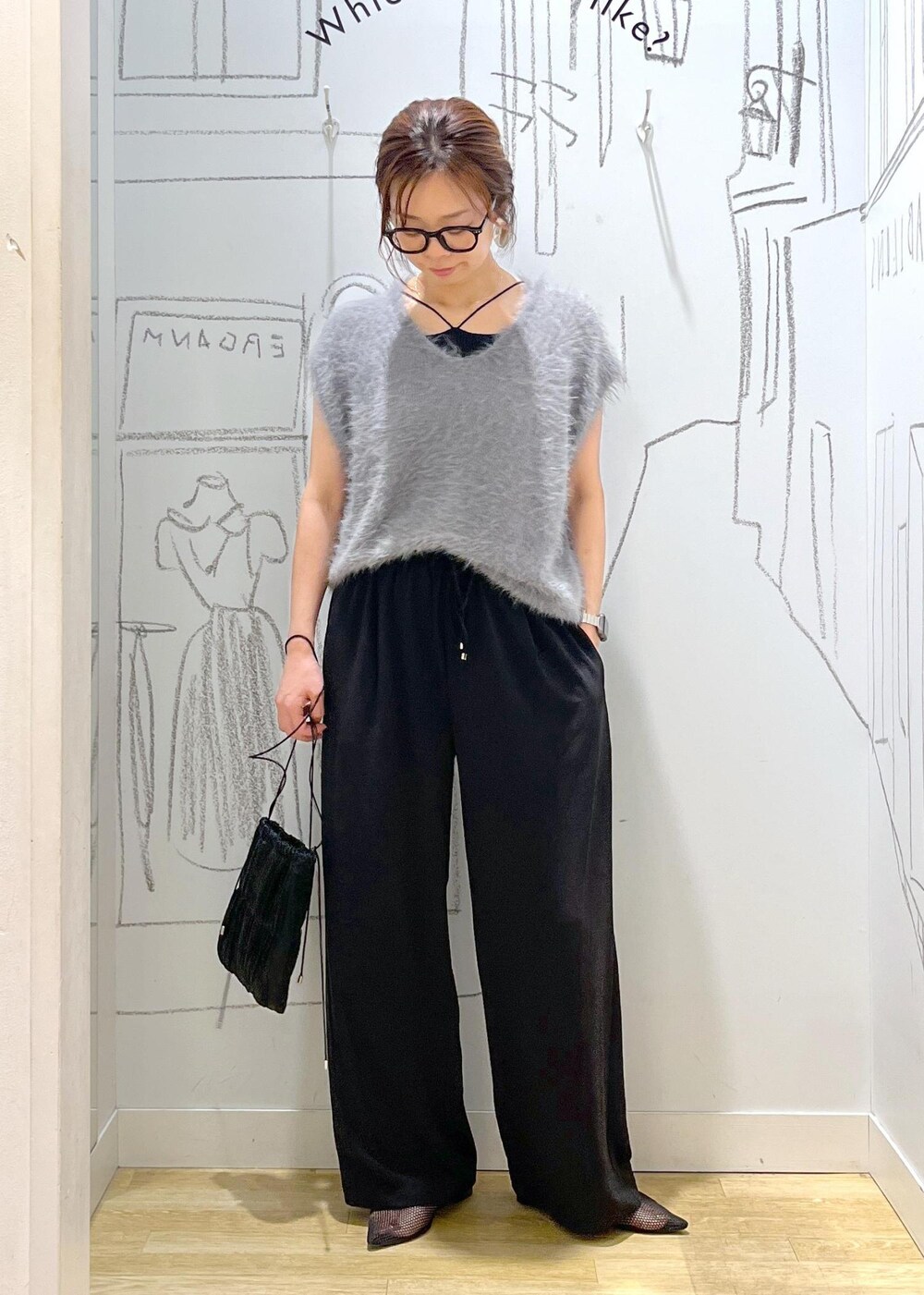 ブラック系のパンプス、ブラック系のショルダーバッグ、ブラック系のその他パンツを着用したレディースの夏コーディネートの4枚目の写真