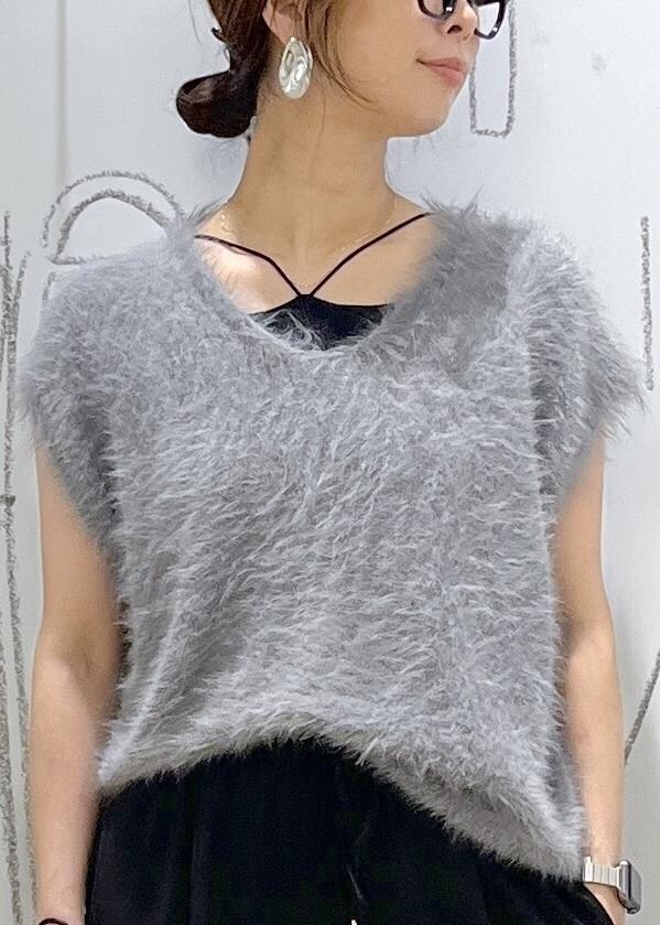 ブラック系のパンプス、ブラック系のショルダーバッグ、ブラック系のその他パンツを着用したレディースの夏コーディネートの8枚目の写真