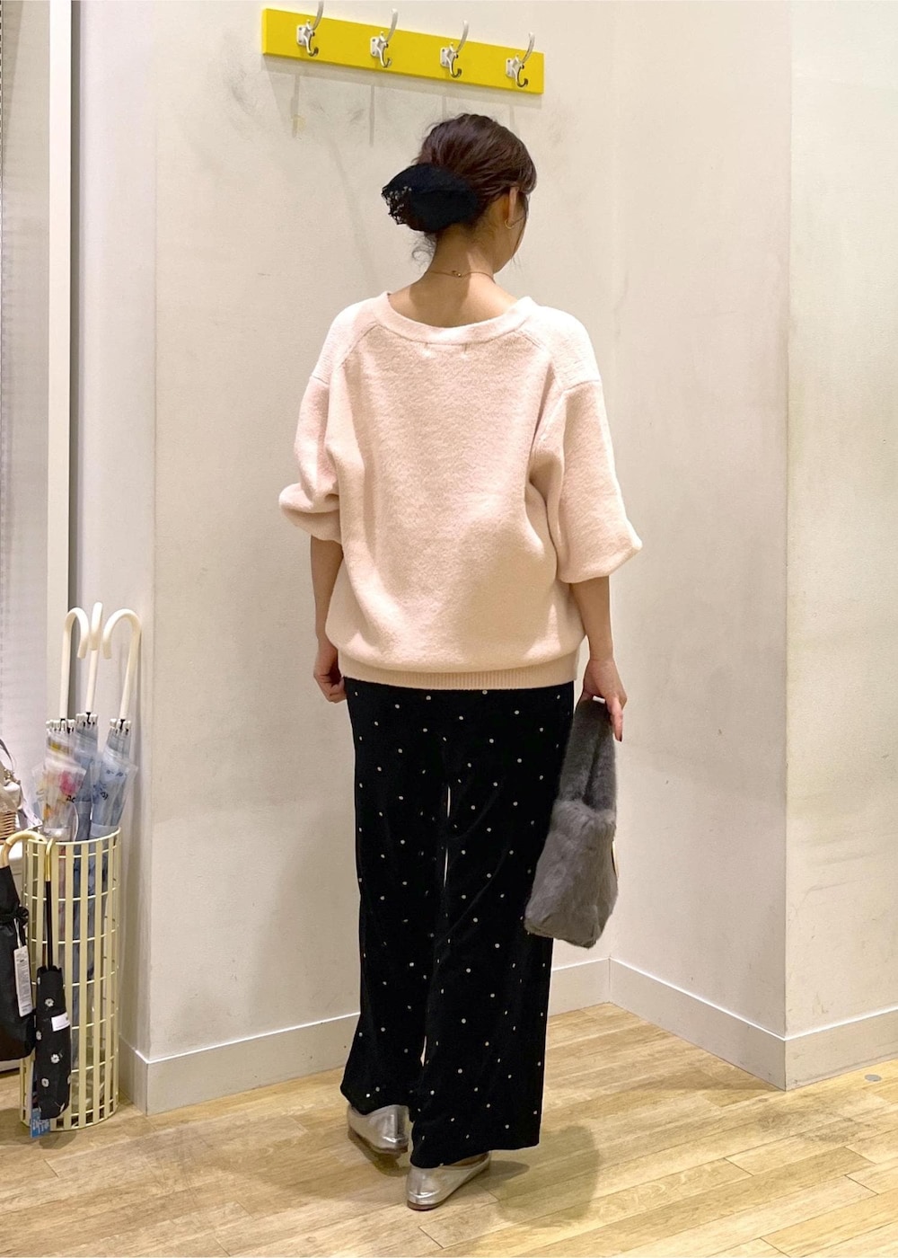 ピンク系のカーディガン/ボレロ、グレー系のトートバッグ、ブラック系のその他パンツを着用したレディースの秋コーディネートの4枚目の写真