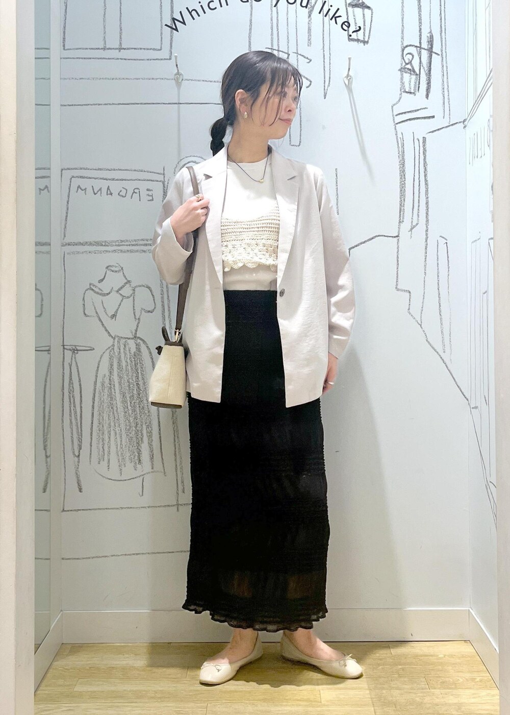 ホワイト系のバレエシューズ、ベージュ系のテーラードジャケット、グレー系のスカートを着用したレディースの春コーディネートの3枚目の写真