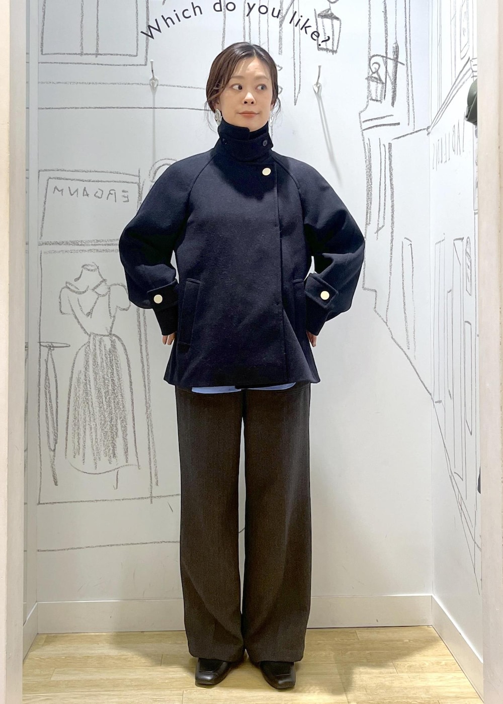 ブルー系のシャツ/ブラウス、ブルー系のその他アウター、グレー系のその他パンツを着用したレディースの秋コーディネートの3枚目の写真