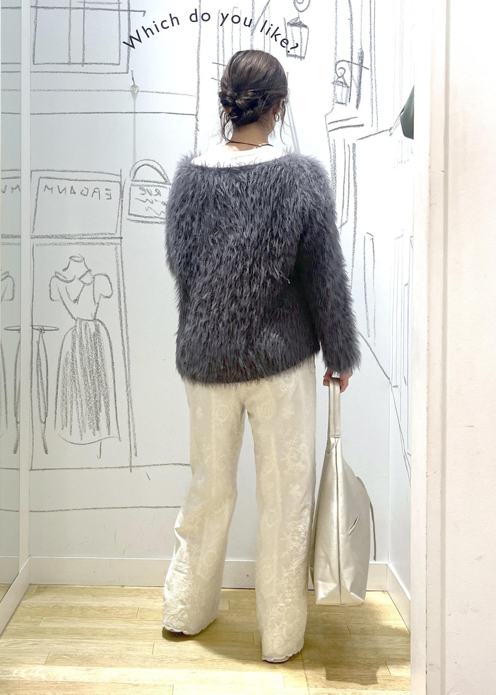 ホワイト系のスニーカー、ホワイト系のTシャツ/カットソー、グレー系のニット/セーターを着用したレディースの冬コーディネートの5枚目の写真