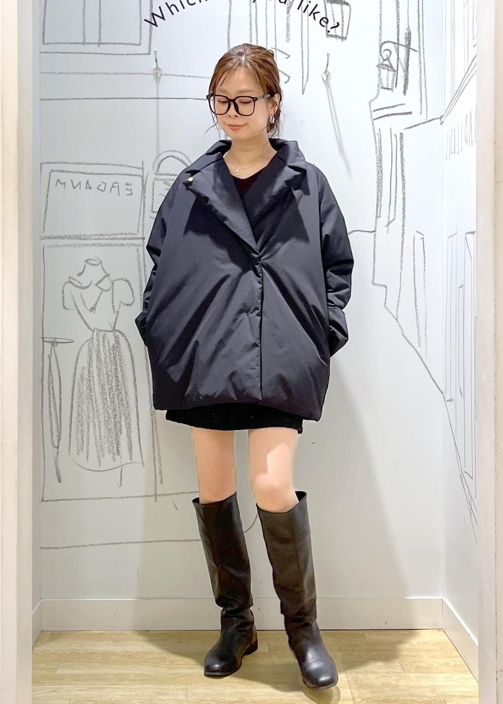 ブラック系のショルダーバッグ、ブラウン系のニット/セーター、ブラック系のダウンジャケット/コートを着用したレディースの冬コーディネートの8枚目の写真