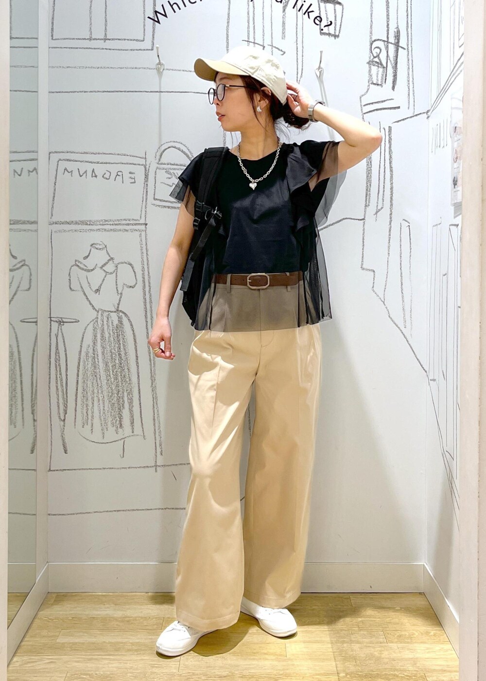 ベージュ系のチノパンツ、ブラック系のTシャツ/カットソー、ホワイト系のスニーカーを着用したレディースの春コーディネートの4枚目の写真