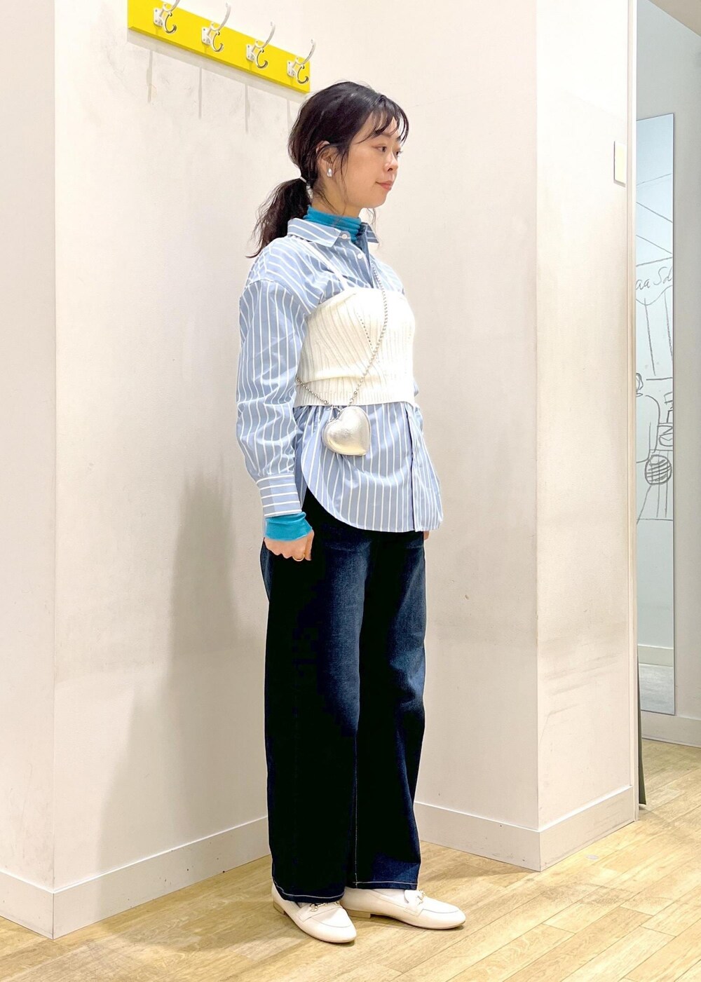 ブルー系のTシャツ/カットソー、ホワイト系のベスト、ブルー系のシャツ/ブラウスを着用したレディースの春コーディネートの3枚目の写真