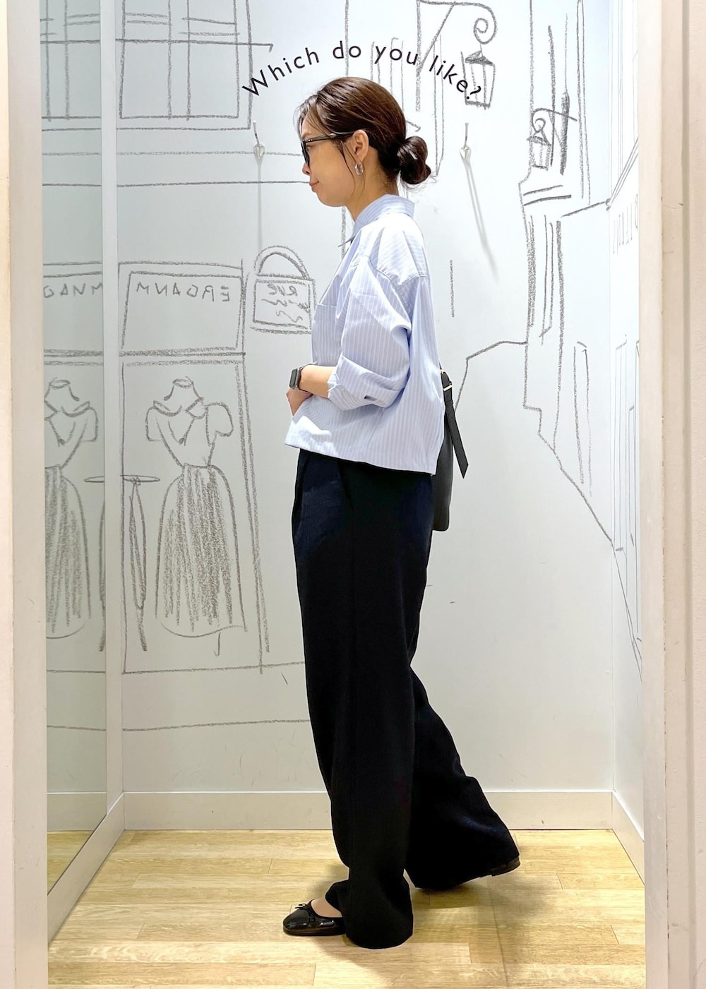 ブラック系のバレエシューズ、ブラック系のショルダーバッグ、ブルー系のスラックスを着用したレディースの秋コーディネートの2枚目の写真