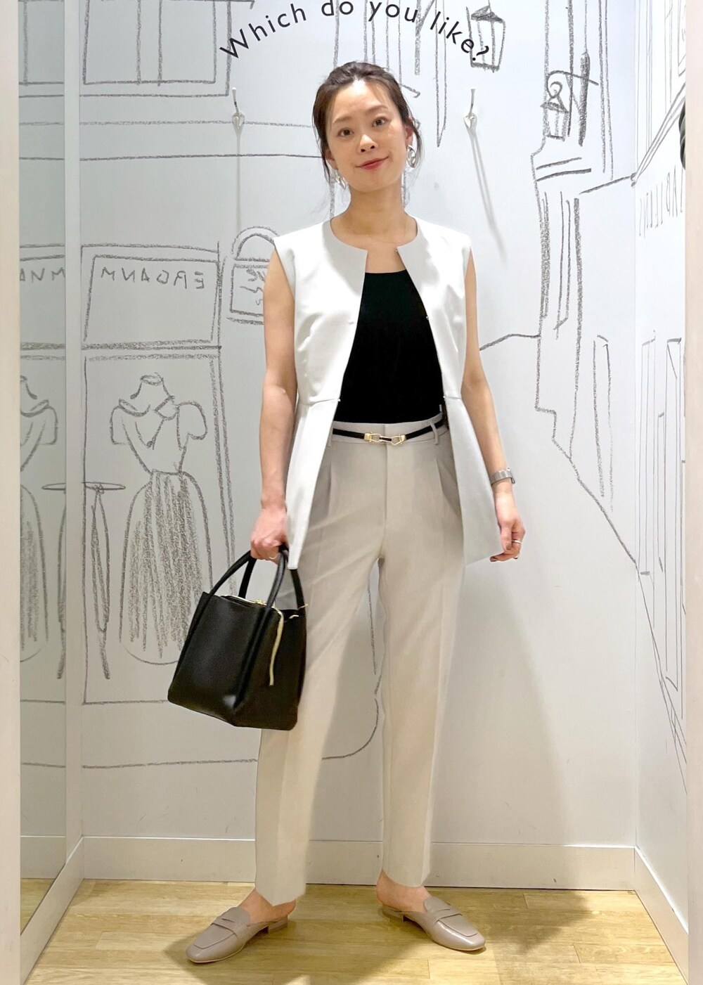 ブラック系のショルダーバッグ、グレー系のローファー、グレー系のスラックスを着用したレディースの夏コーディネートの3枚目の写真