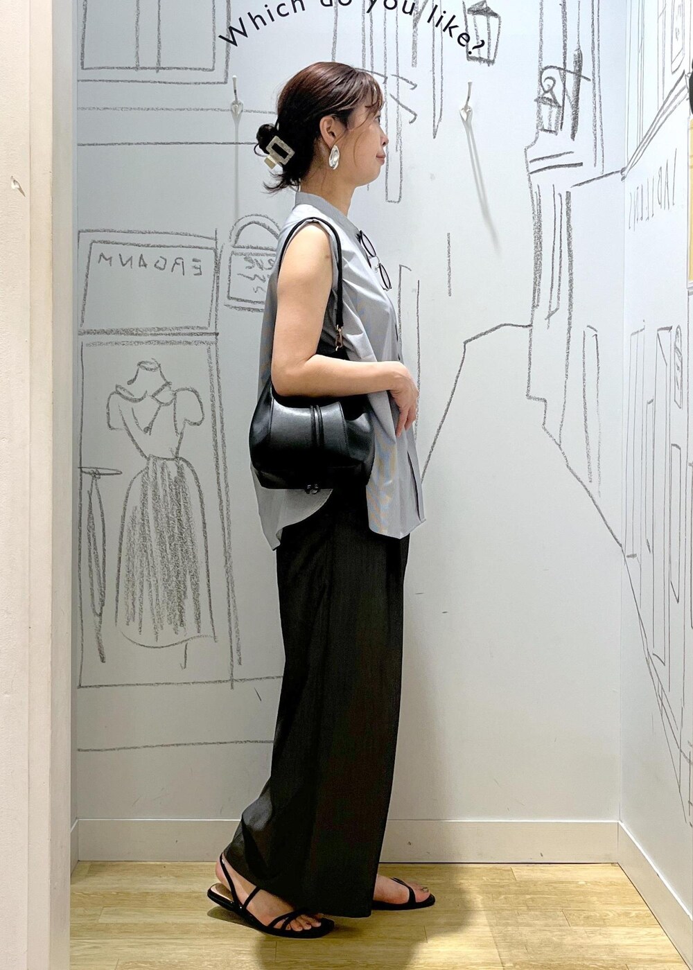 ブラック系のショルダーバッグ、ブルー系のシャツ/ブラウス、ブラック系のその他パンツを着用したレディースの夏コーディネートの7枚目の写真