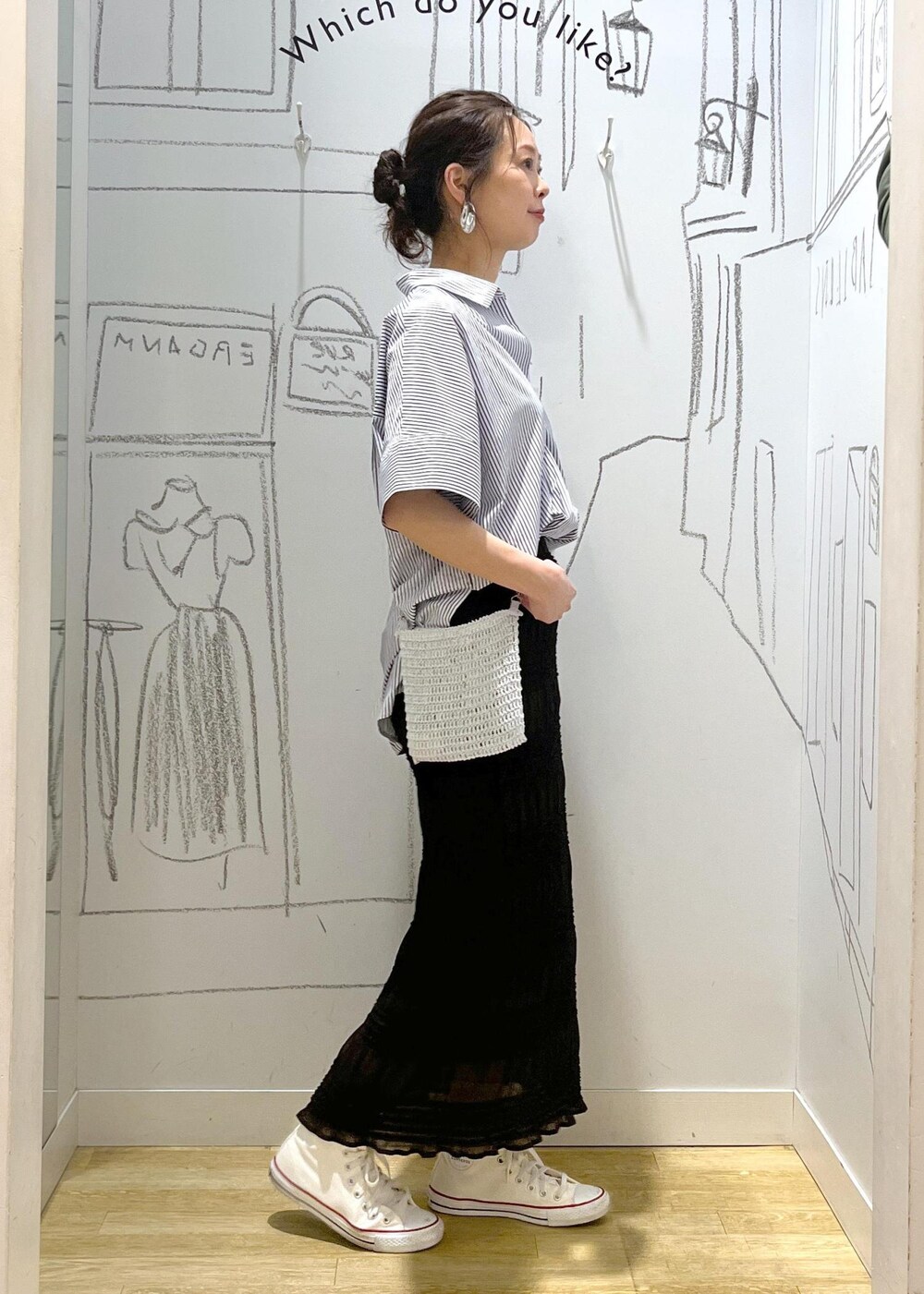 グレー系のスカート、ブルー系のシャツ/ブラウスを着用したレディースの夏コーディネートの5枚目の写真