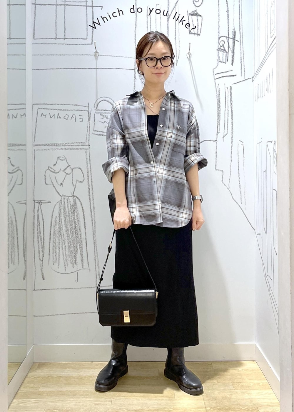 ブラック系のショルダーバッグ、グレー系のシャツ/ブラウス、ブラック系のスカートを着用したレディースの秋コーディネートの3枚目の写真