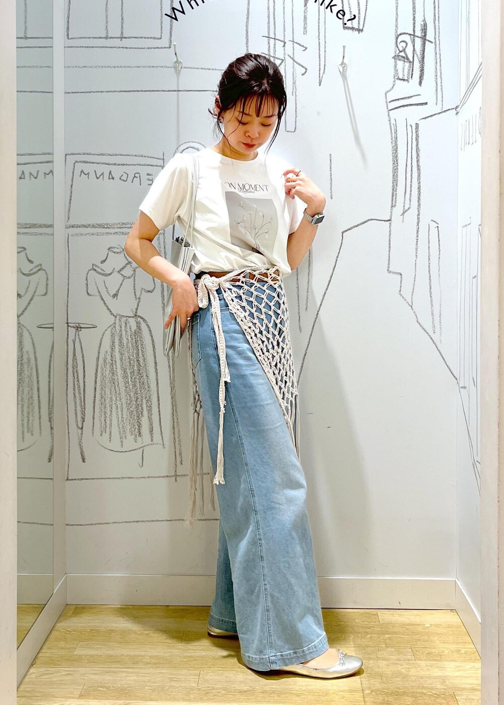 シルバー系のバレエシューズ、シルバー系のトートバッグ、ブルー系のデニムパンツを着用したレディースの春コーディネートの3枚目の写真