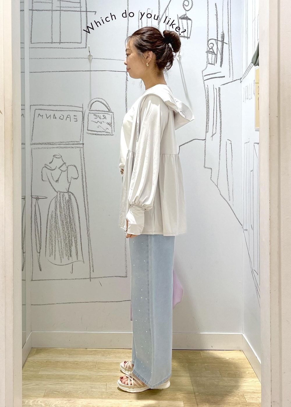 ブルー系のデニムパンツ、ホワイト系のTシャツ/カットソー、グレー系のパーカーを着用したレディースの夏コーディネートの7枚目の写真