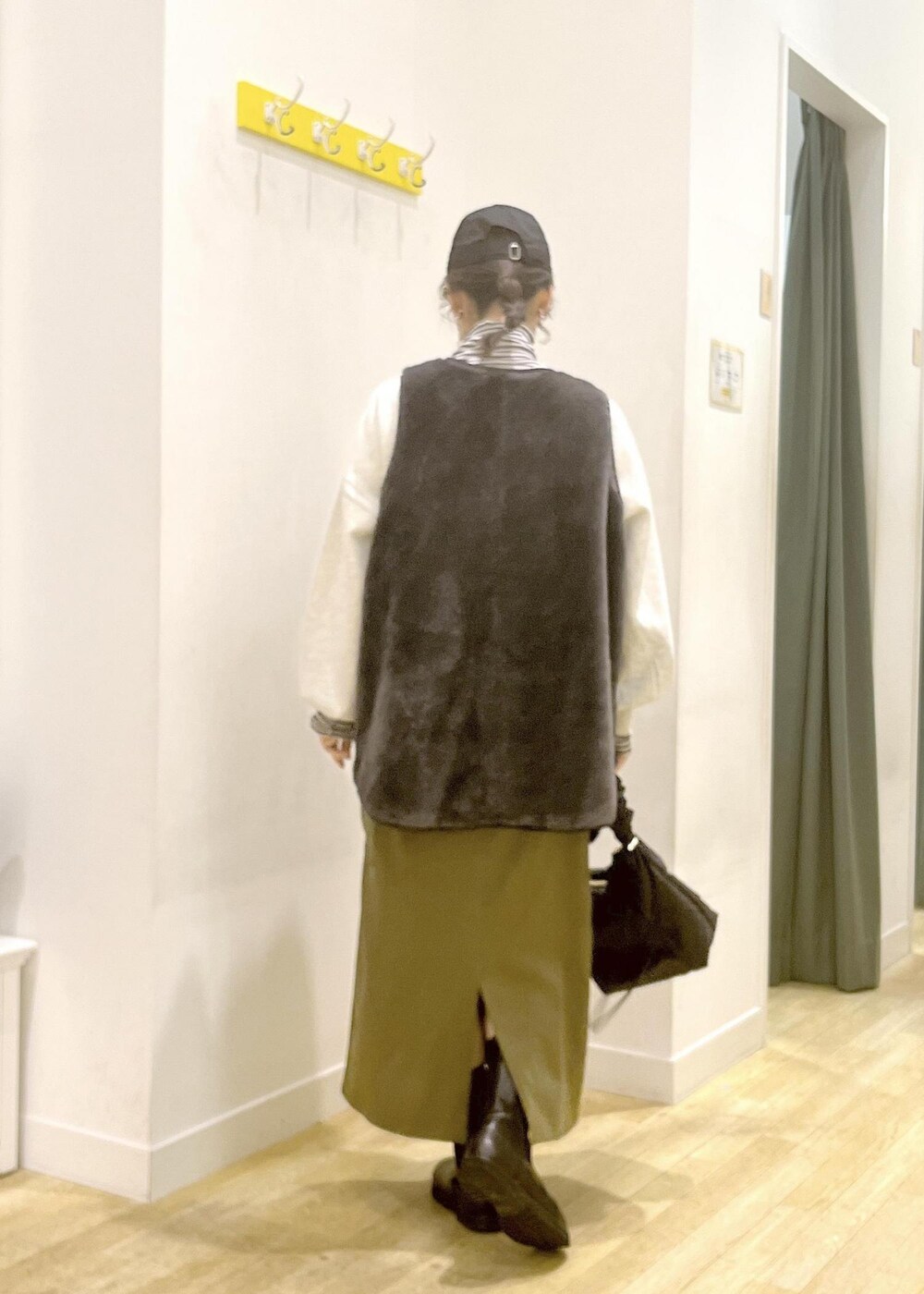 ホワイト系のTシャツ/カットソー、ブラック系のその他アウター、グレー系のスウェットを着用したレディースの冬コーディネートの4枚目の写真