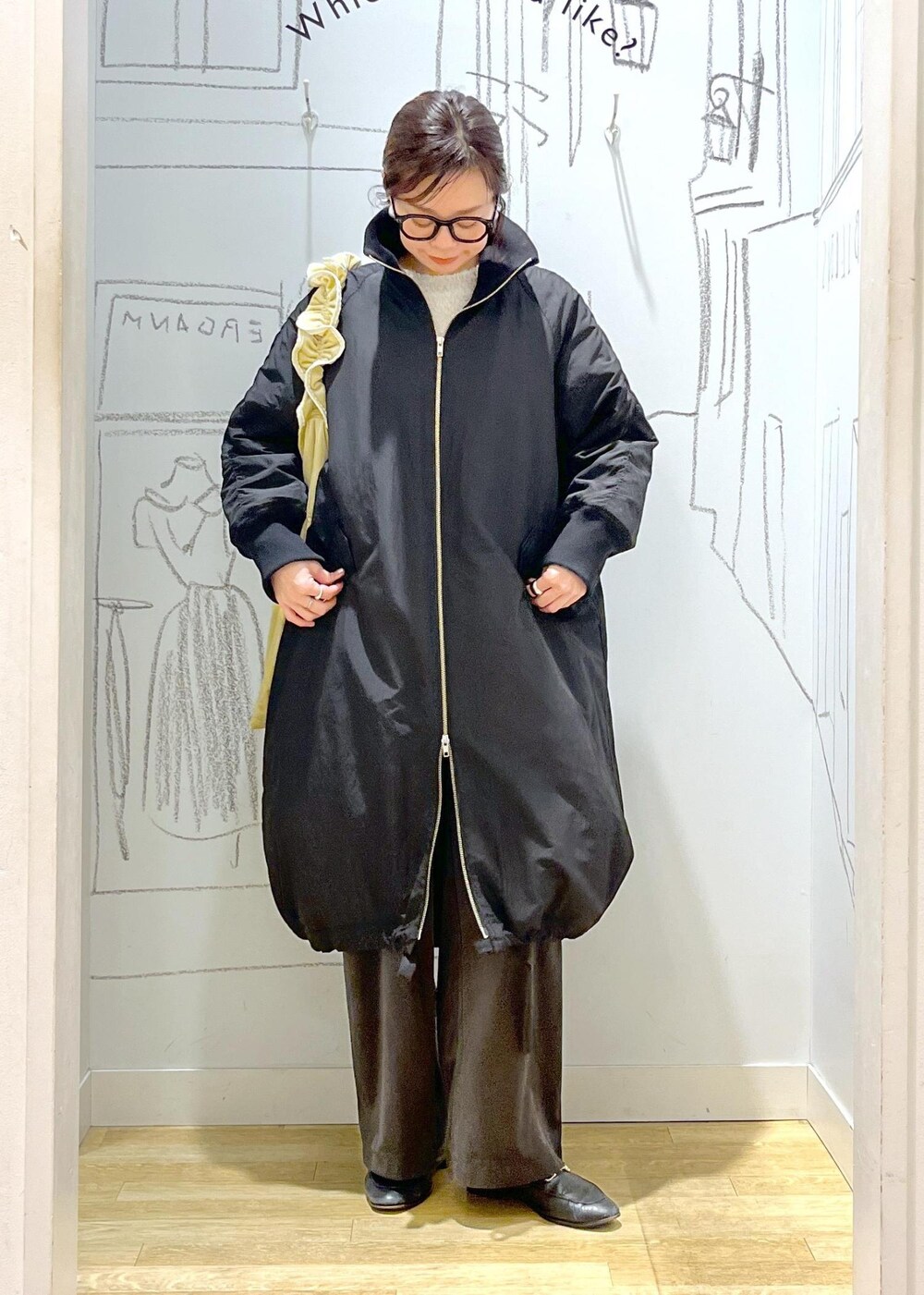 グレー系のその他パンツ、イエロー系のショルダーバッグ、ブラック系のその他アウターを着用したレディースの冬コーディネートの10枚目の写真