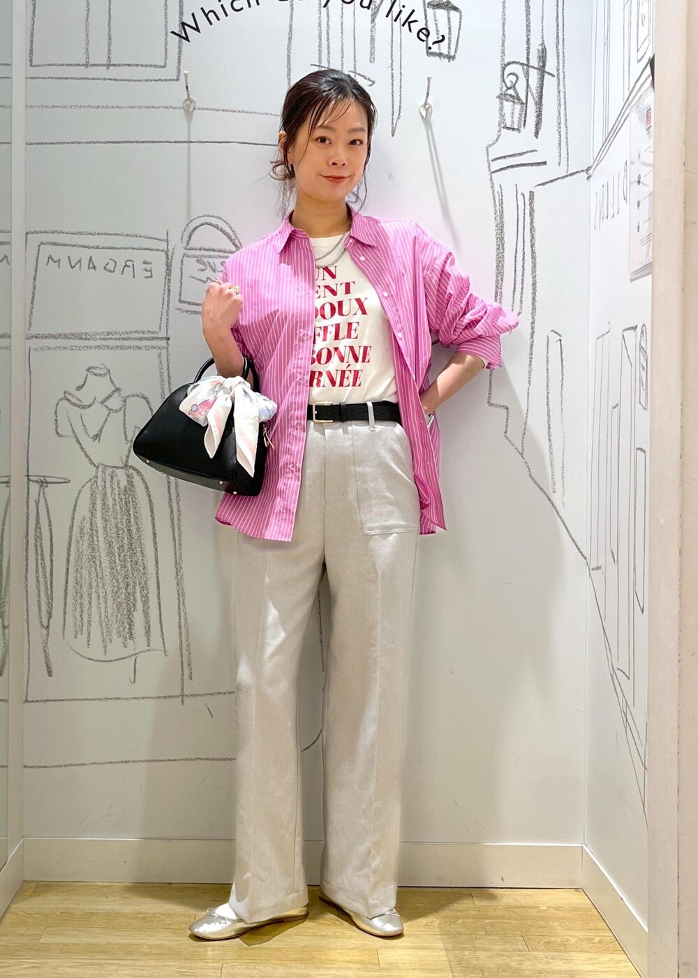 ピンク系のシャツ/ブラウス、グレー系のその他パンツ、シルバー系のバレエシューズを着用したレディースの春コーディネートの2枚目の写真