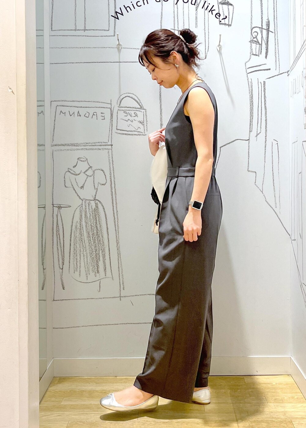 シルバー系のバレエシューズ、ブラック系のハンドバッグを着用したレディースの春コーディネートの4枚目の写真