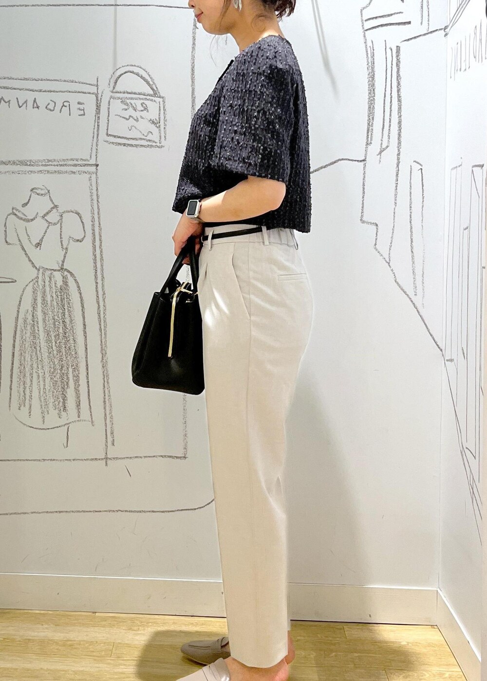 ブラック系のショルダーバッグ、グレー系のローファー、グレー系のノーカラージャケットを着用したレディースの夏コーディネートの7枚目の写真