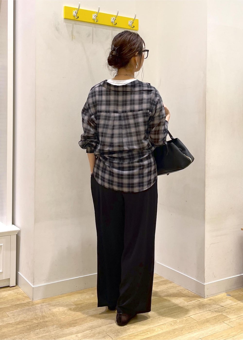 ブラック系のその他パンツ、ブラック系のトートバッグ、ブラック系のシャツ/ブラウスを着用したレディースの秋コーディネートの4枚目の写真