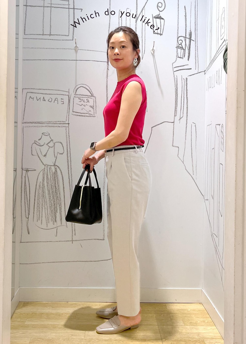 ブラック系のショルダーバッグ、グレー系のローファー、ピンク系のニット/セーターを着用したレディースの春コーディネートの5枚目の写真