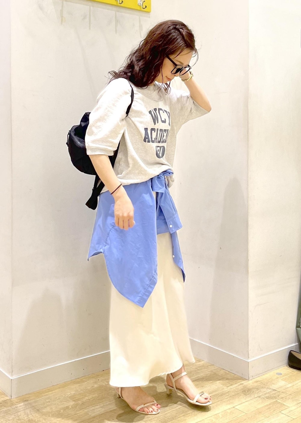 ホワイト系のスカート、ブルー系のシャツ/ブラウス、グレー系のTシャツ/カットソーを着用したレディースの夏コーディネートの6枚目の写真