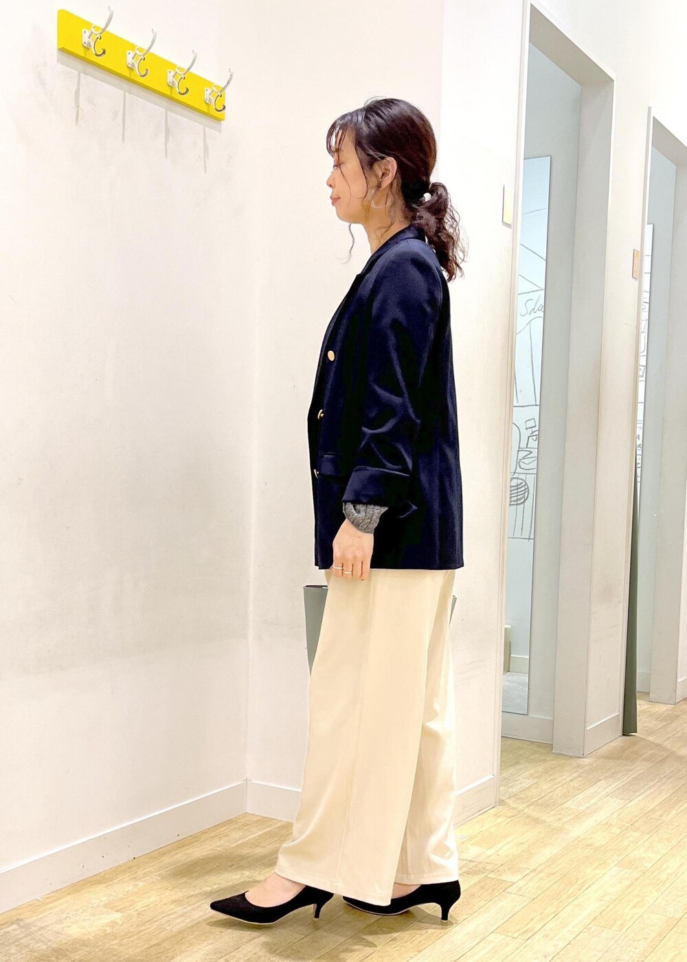 ブルー系のテーラードジャケット、ベージュ系のその他パンツ、ブラック系のニット/セーターを着用したレディースの春コーディネートの4枚目の写真