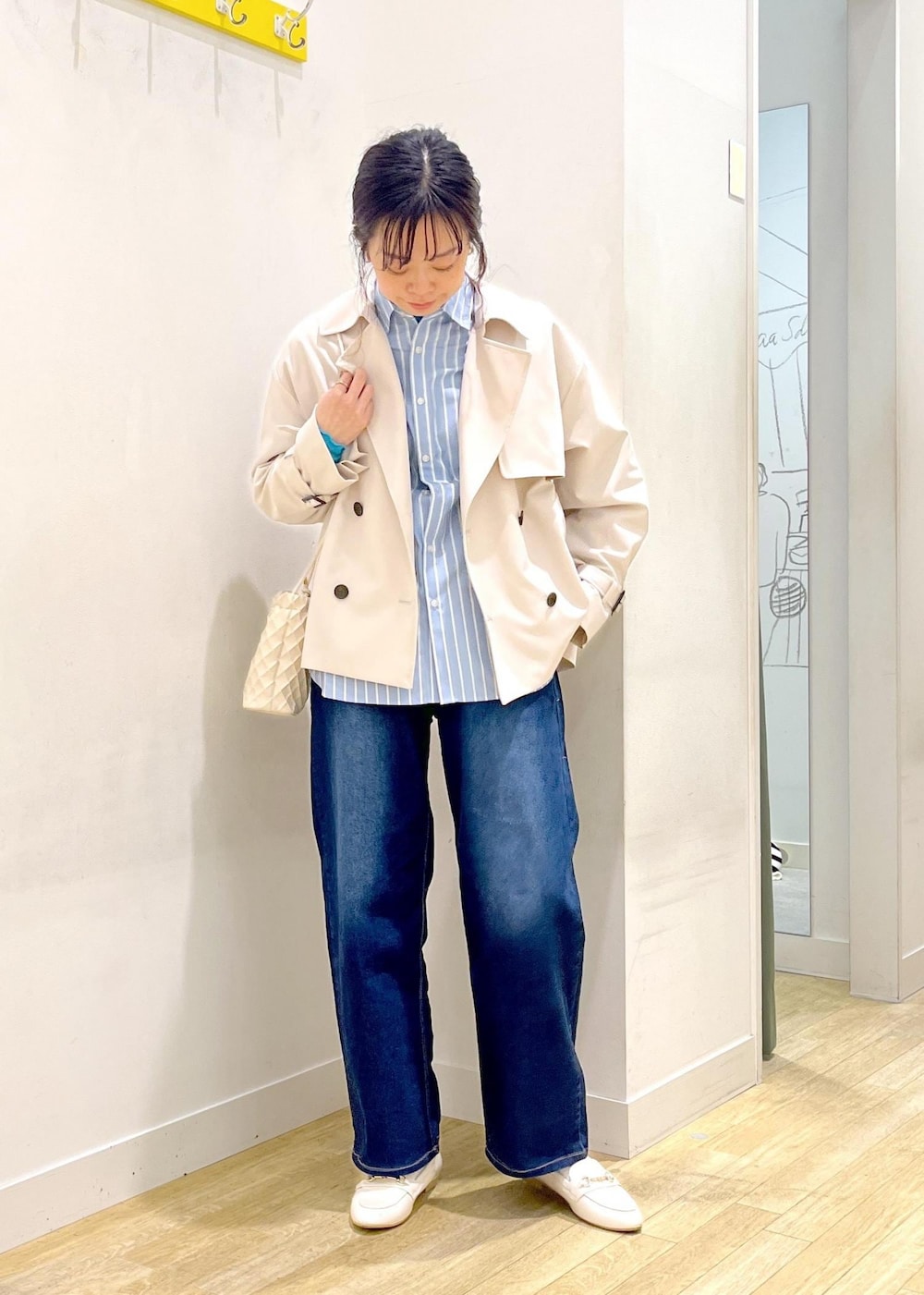 ブルー系のTシャツ/カットソー、ブルー系のシャツ/ブラウス、ベージュ系のトレンチコートを着用したレディースの春コーディネートの2枚目の写真