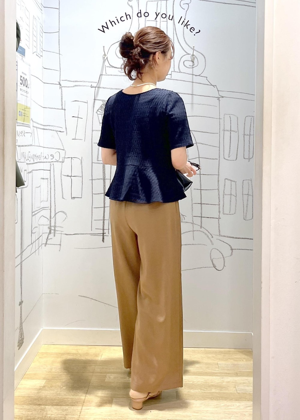 ピンク系のサンダル、イエロー系のその他パンツ、ブラック系のショルダーバッグを着用したレディースの春コーディネートの3枚目の写真