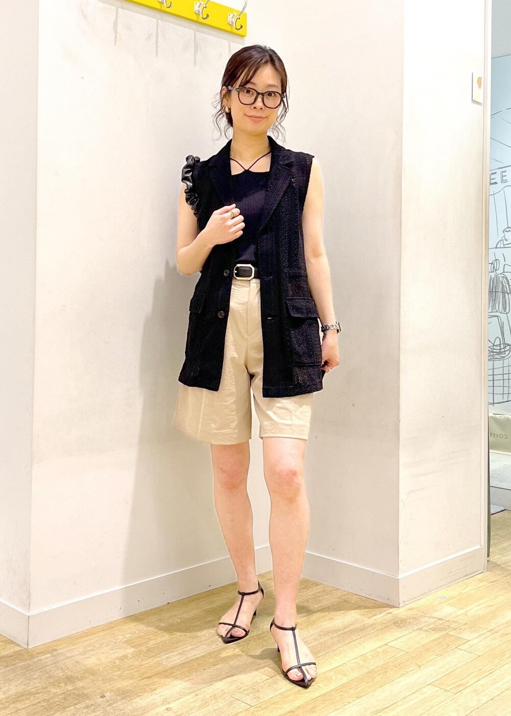 ブラック系のハンドバッグ、ベージュ系のその他パンツ、ブラック系のキャミソールを着用したレディースの夏コーディネートの4枚目の写真