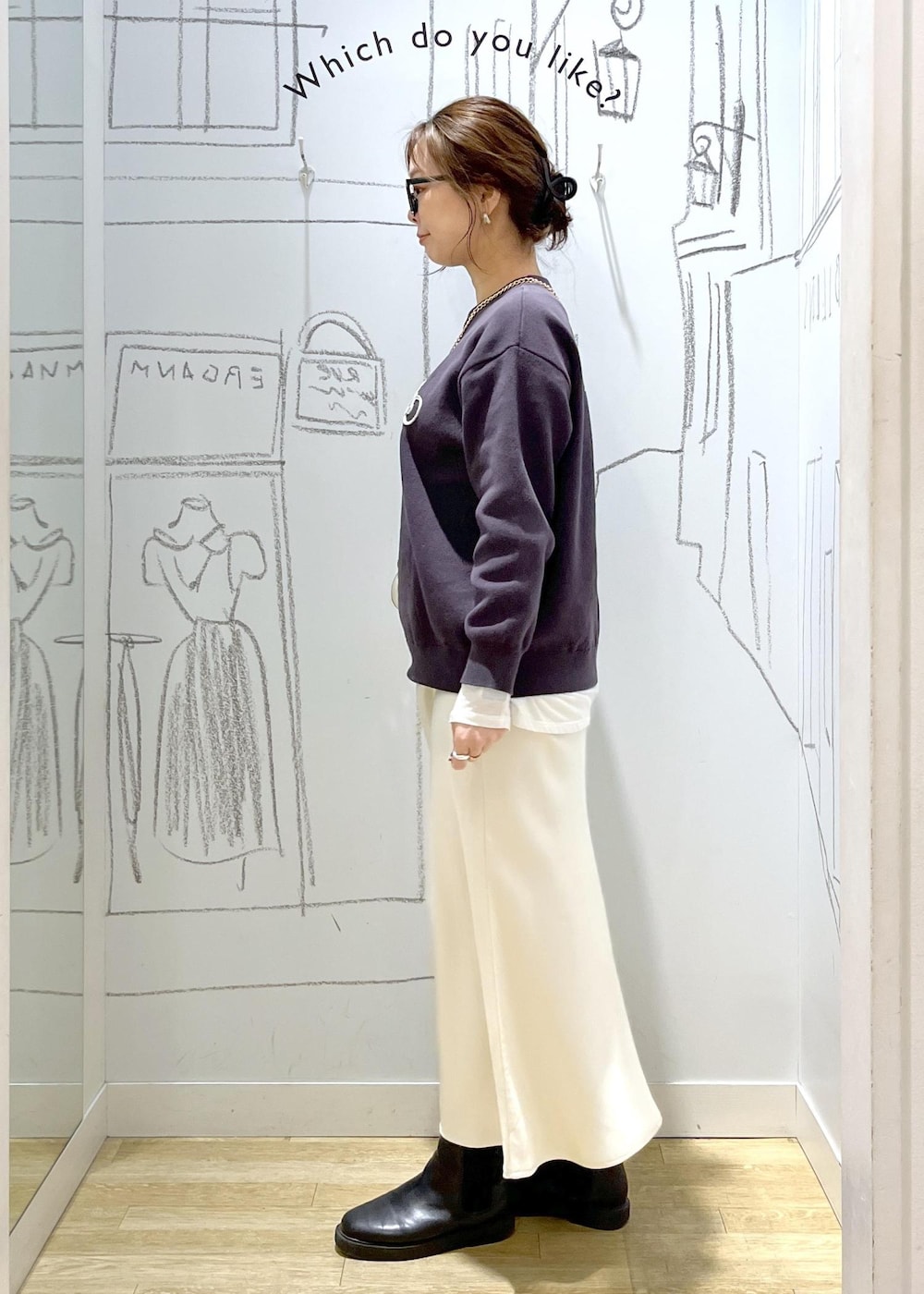 ホワイト系のTシャツ/カットソー、ホワイト系のスカート、グレー系のニット/セーターを着用したレディースの冬コーディネートの5枚目の写真