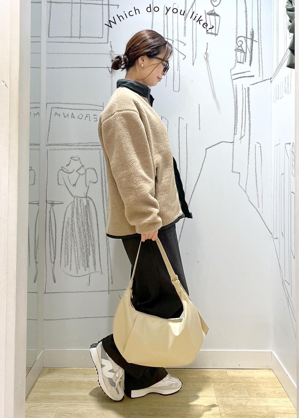 グレー系のその他パンツ、ベージュ系のブルゾンを着用したレディースの秋コーディネートの3枚目の写真