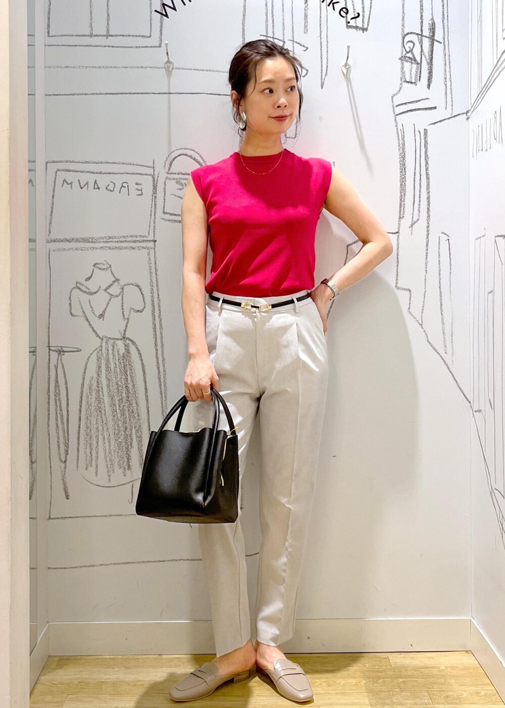 ブラック系のショルダーバッグ、グレー系のローファー、ピンク系のニット/セーターを着用したレディースの春コーディネートの4枚目の写真