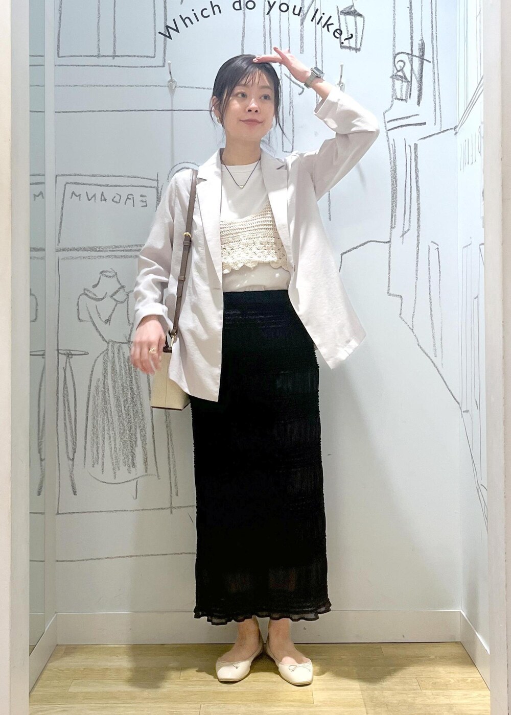 ホワイト系のバレエシューズ、ベージュ系のテーラードジャケット、グレー系のスカートを着用したレディースの春コーディネートの2枚目の写真