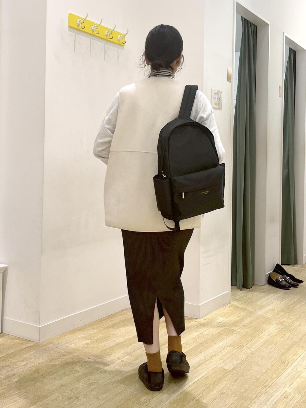 ブラック系のバックパック/リュック、ホワイト系のTシャツ/カットソー、グレー系のスウェットを着用したレディースの冬コーディネートの4枚目の写真