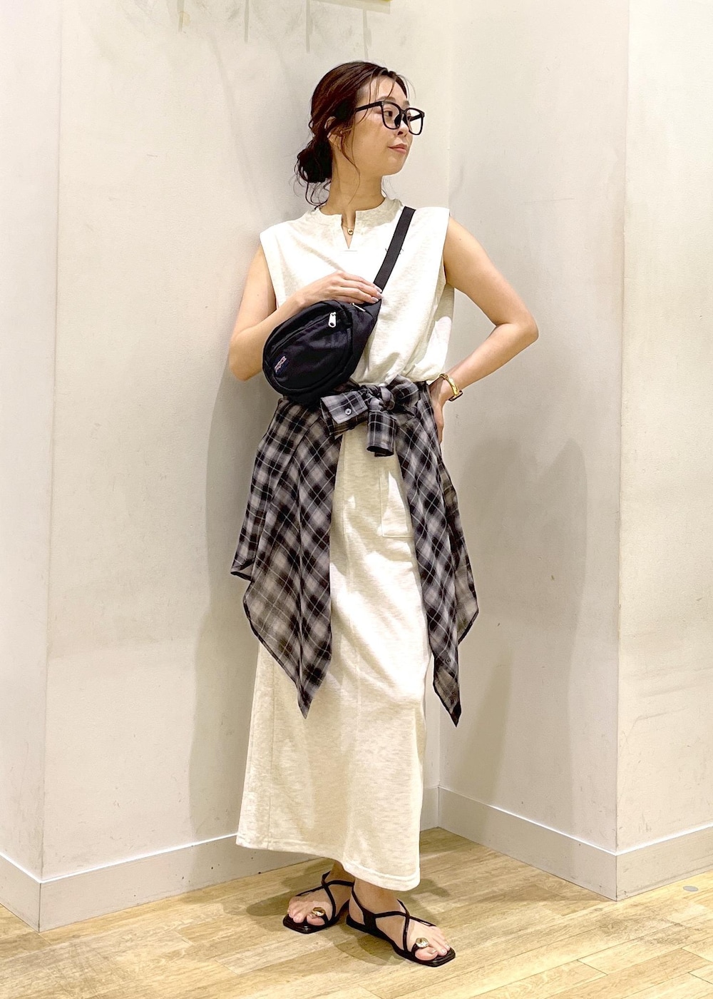 グレー系のスカート、ブラック系のシャツ/ブラウス、グレー系のTシャツ/カットソーを着用したレディースの夏コーディネートの4枚目の写真