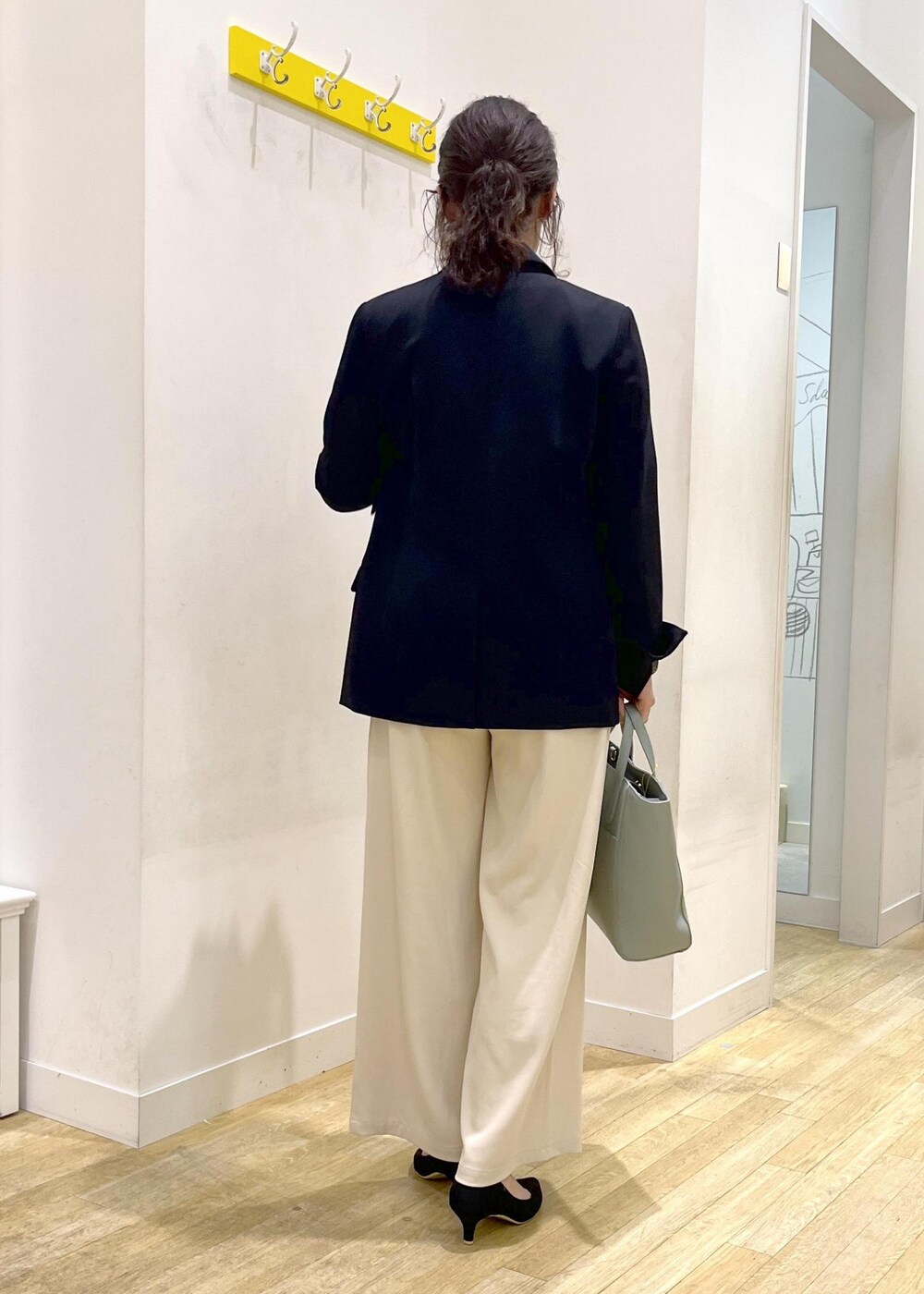 ブルー系のテーラードジャケット、ベージュ系のその他パンツ、ブラック系のニット/セーターを着用したレディースの春コーディネートの5枚目の写真