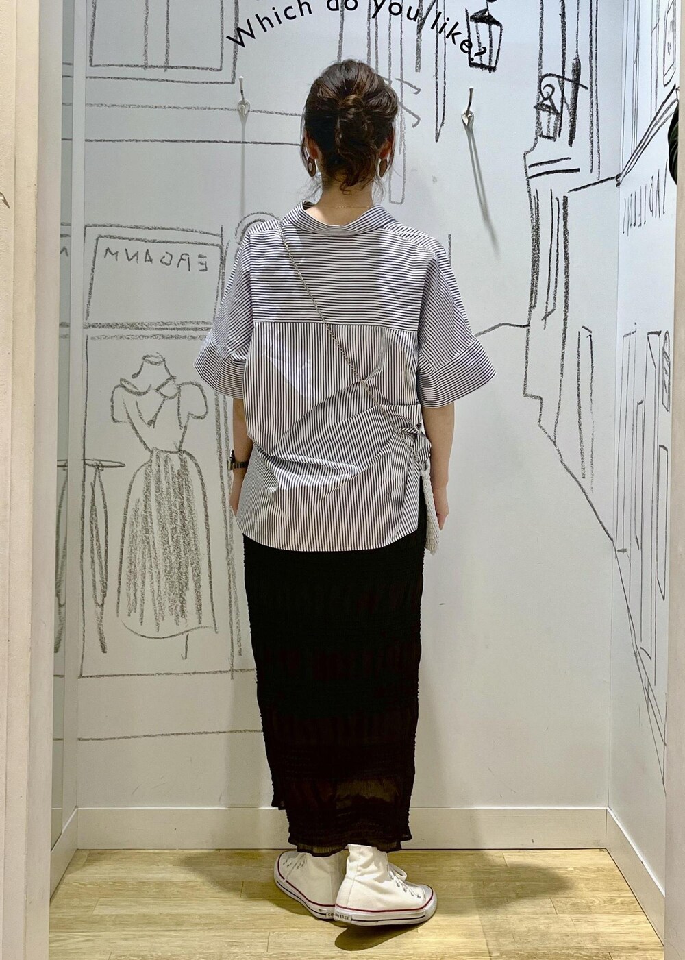 グレー系のスカート、ブルー系のシャツ/ブラウスを着用したレディースの夏コーディネートの4枚目の写真