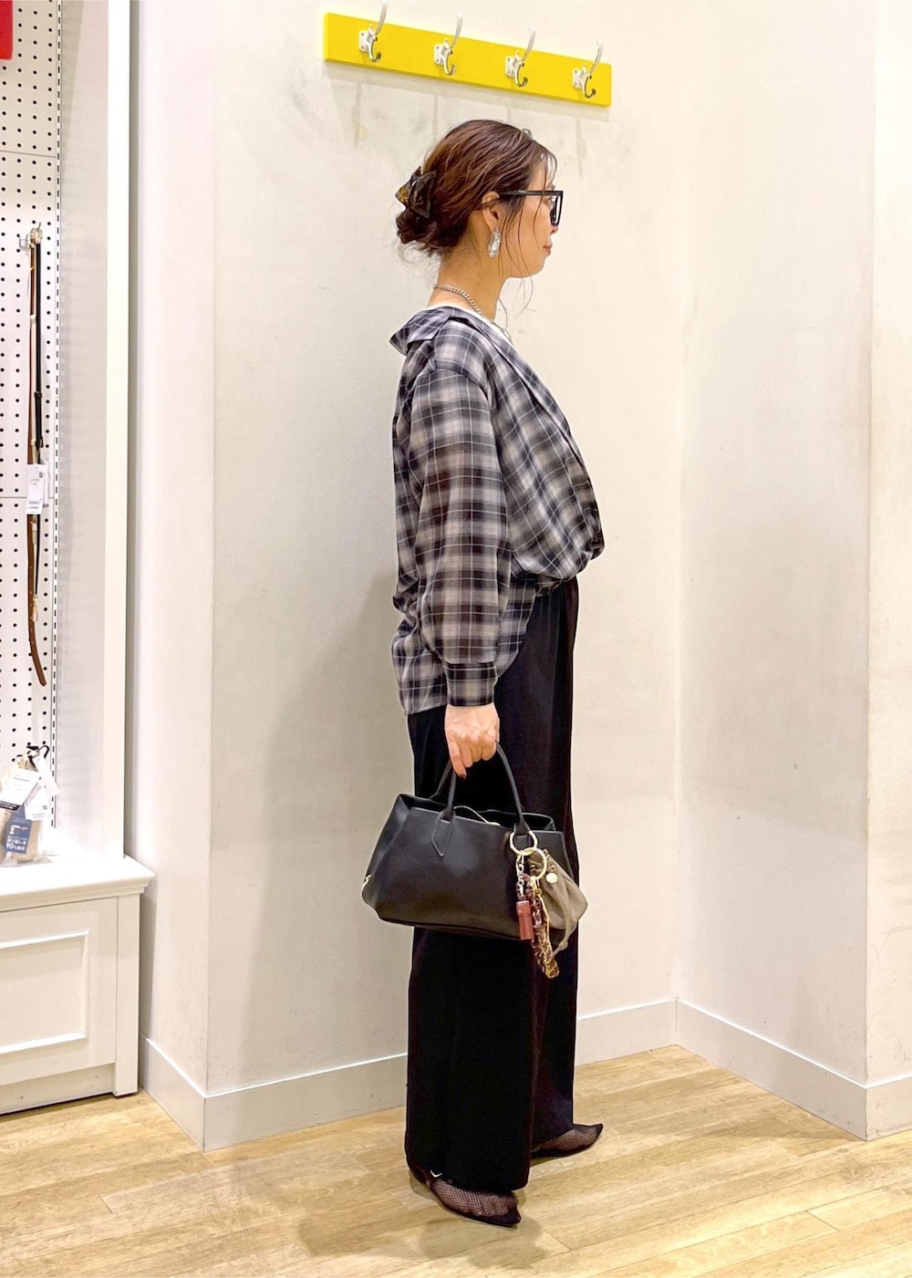 ブラック系のその他パンツ、ブラック系のトートバッグ、ブラック系のシャツ/ブラウスを着用したレディースの秋コーディネートの5枚目の写真